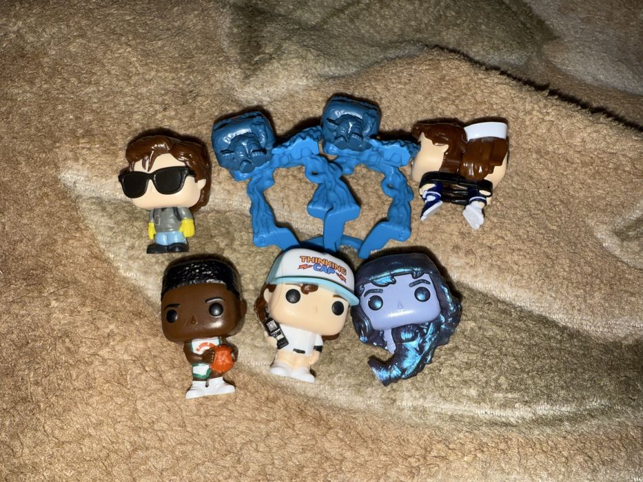 обмін фігурок з stranger things