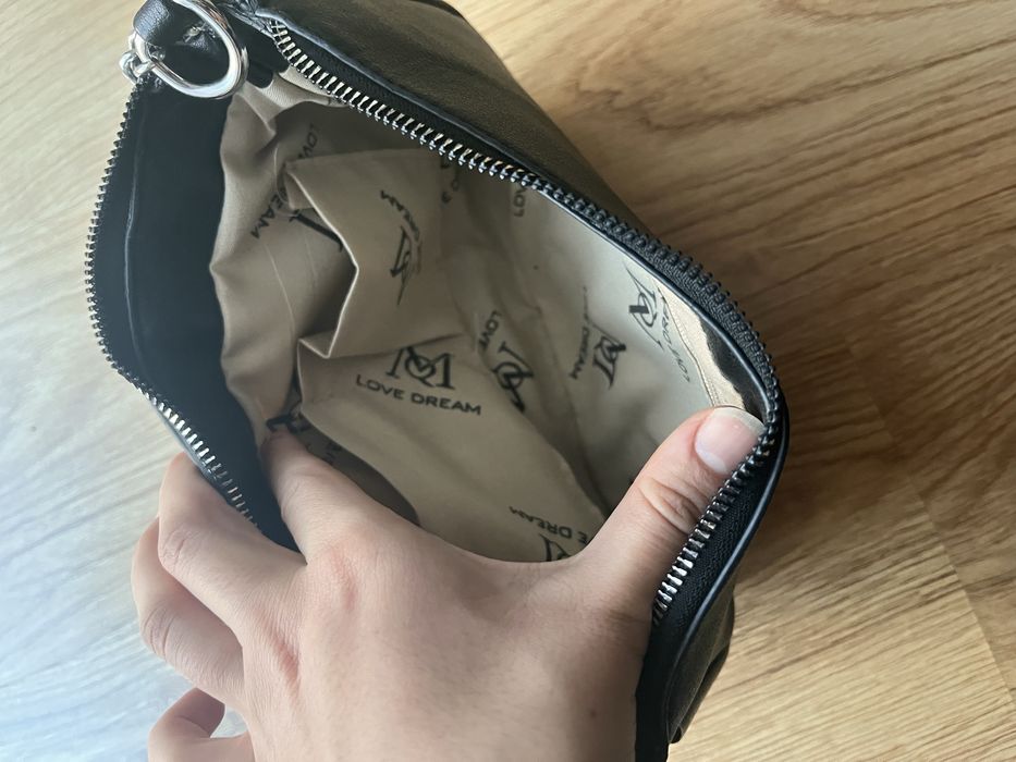 Чорна сумка маленька на ремінці