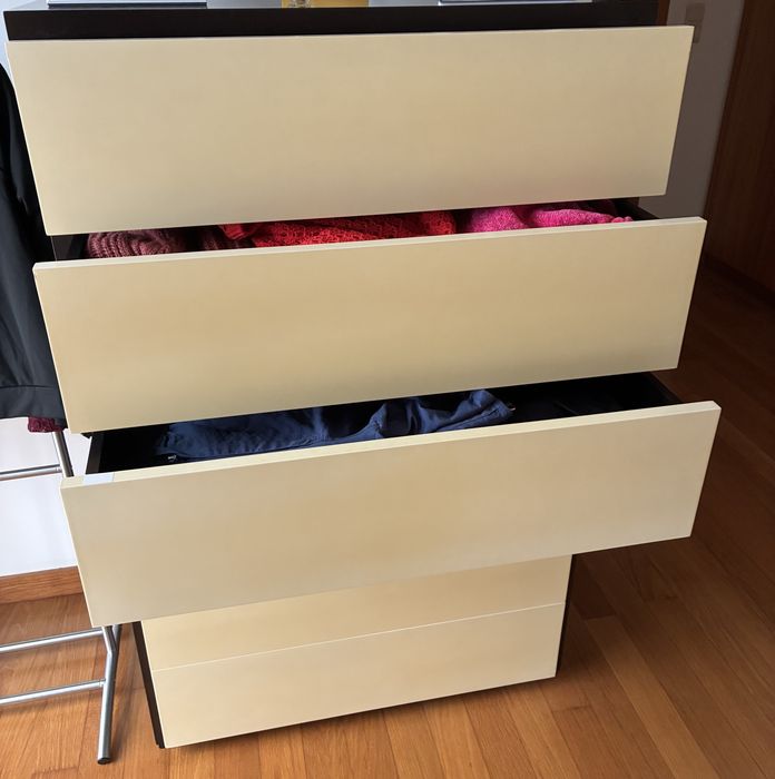 Conjunto de móveis de quarto em madeira maciça de cor castanha escura