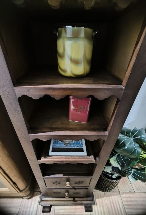 Móvel estante estreito