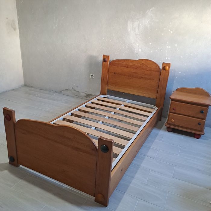 Cama e mesa de cabeceira infantil