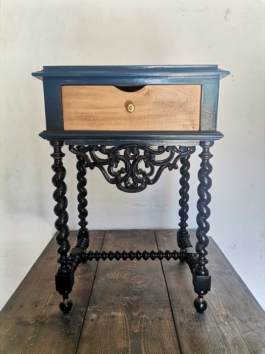 Mesa de apoio ou de cabeceira, recuperada, reciclada e reconstruída