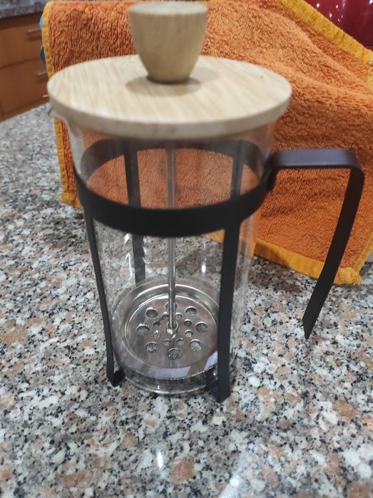 Caneca para chá, em vidro com tampa em madeira está como novo pouco us