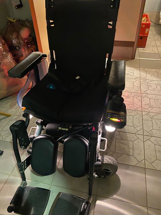 Wózek inwalidzki z napędem elektrycznym
