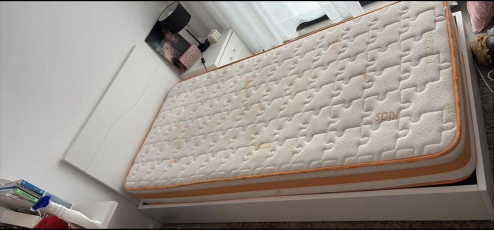 Cama completa, colchão e mesa de cabeceira