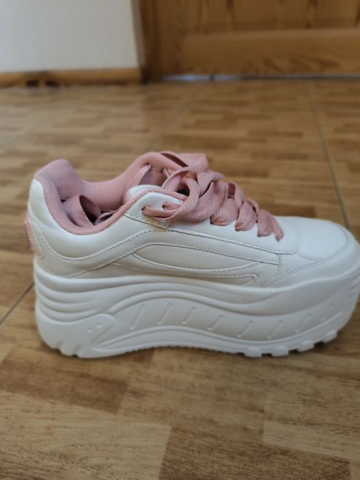 Buty dla dziewczynki prawie nowe