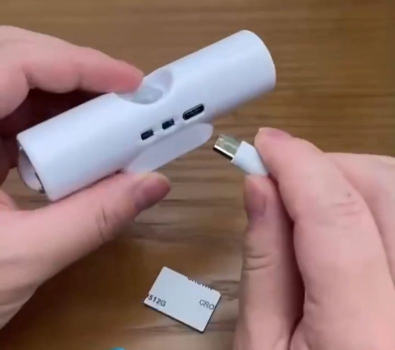 Компактний акумуляторний світильник із датчиком руху.