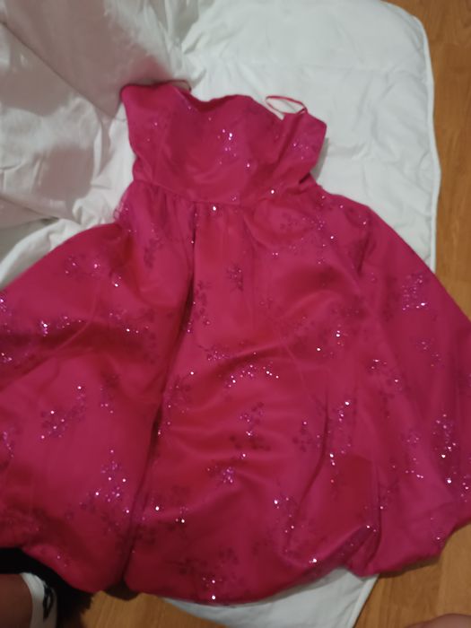 Vestido rosa choque, com glitter.