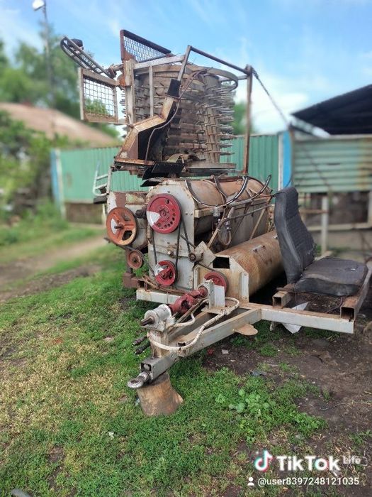 Гарбузовий комбайн з підборщиком