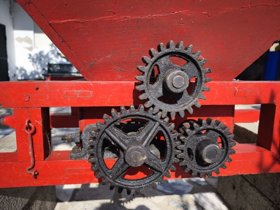 Relador/esmagador de uvas antigo