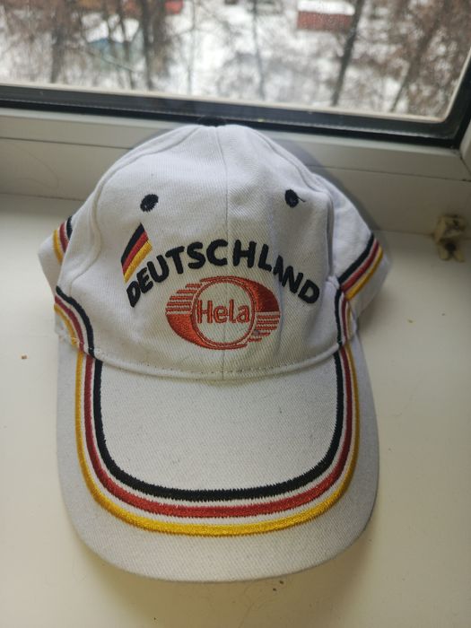 німецька сувенірна кепка “Deutschland – Hela”.