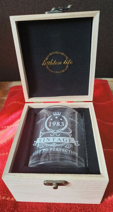 Szklanka do whisky w ozdobnym drewnianym pudełku