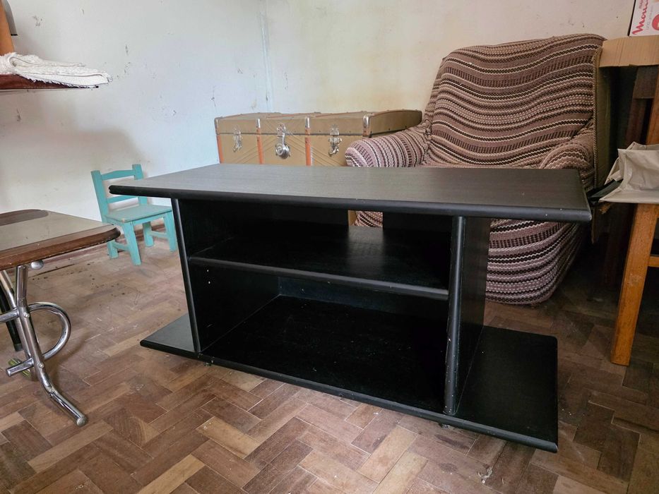 Mesa de TV preta com rodinhas