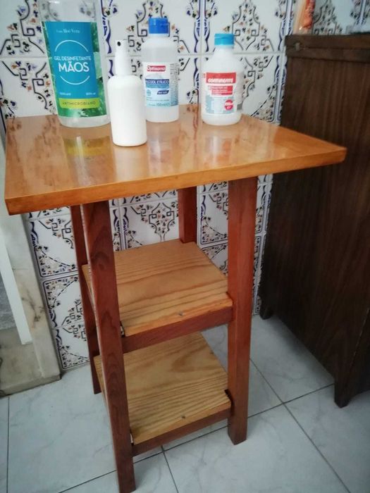 Mesa  Pequena Decorativa de Apoio Há Entrada Para Gel e Álcool