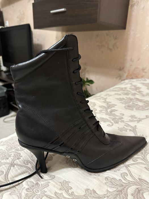 Жіночі ботильйони казаки чорні шкіряні з гострим носком на шнурівці