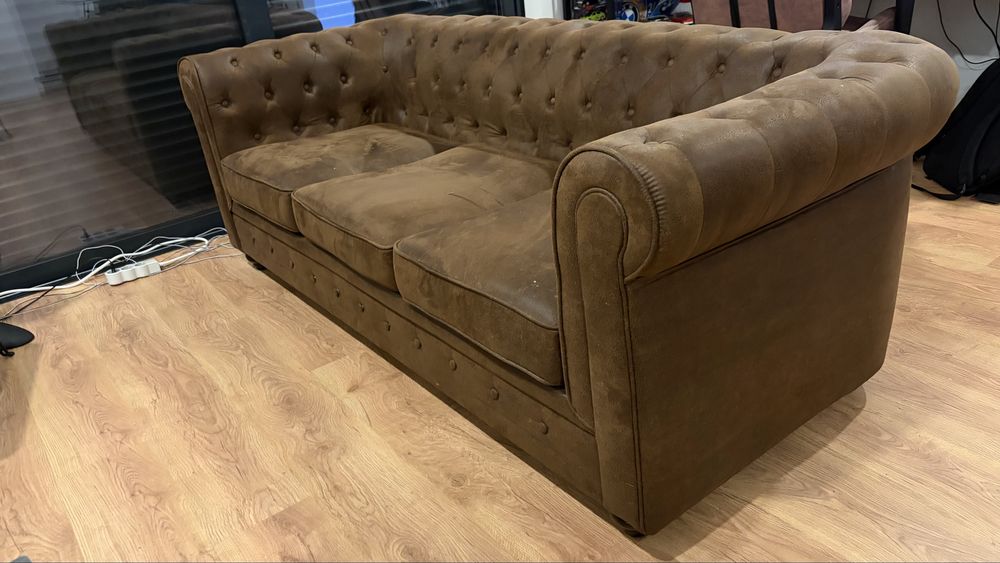Sofá chesterfield camurça castanho