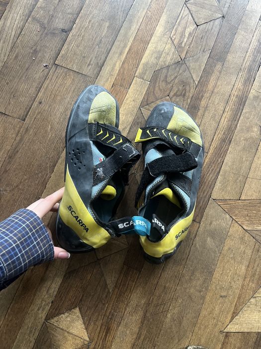 Взуття для скалодрому/скелельні туфлі