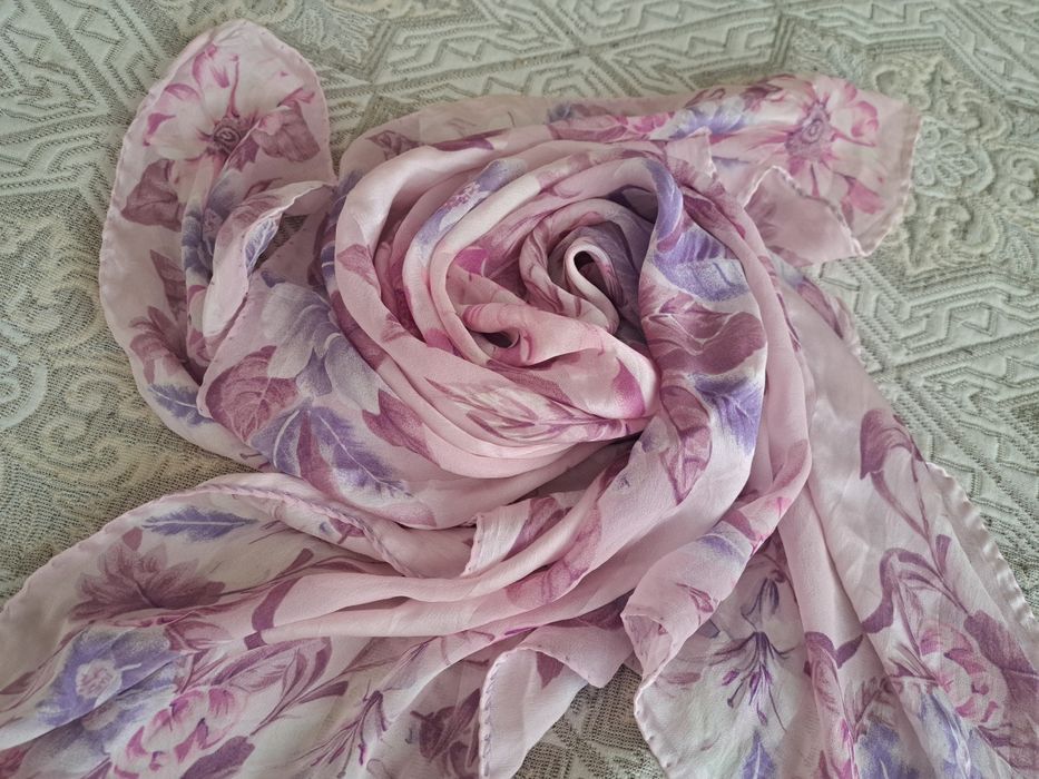 Платок з ажурними трояндовим узором.