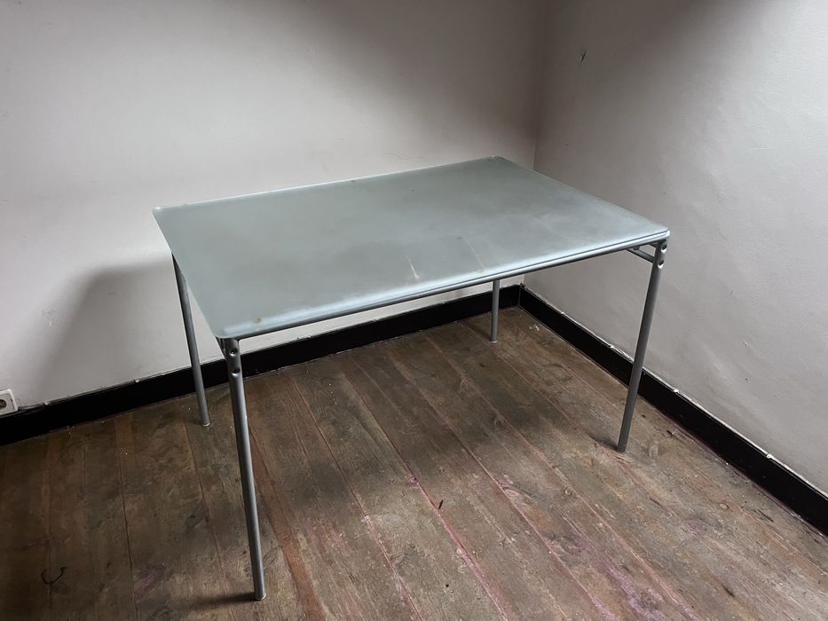 Mesa de vidro com pés de metal