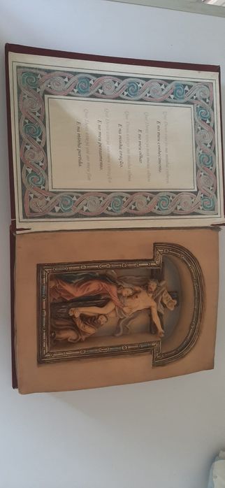Livro de Orações com imagem Esculpida