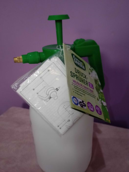 Opryskiwacz ciśnieniowy z pompką 2L