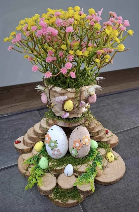 Stroik wielkanocny dwustronny z plastrów drewnianych jajeczka piórka