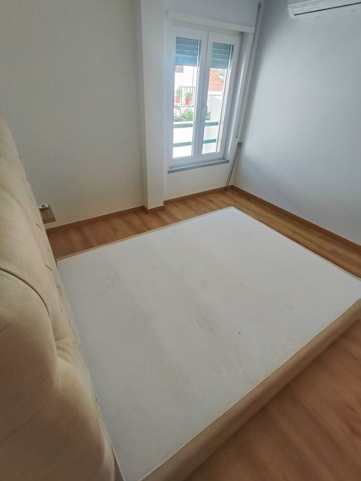 Cama e mesinha de cabeceira