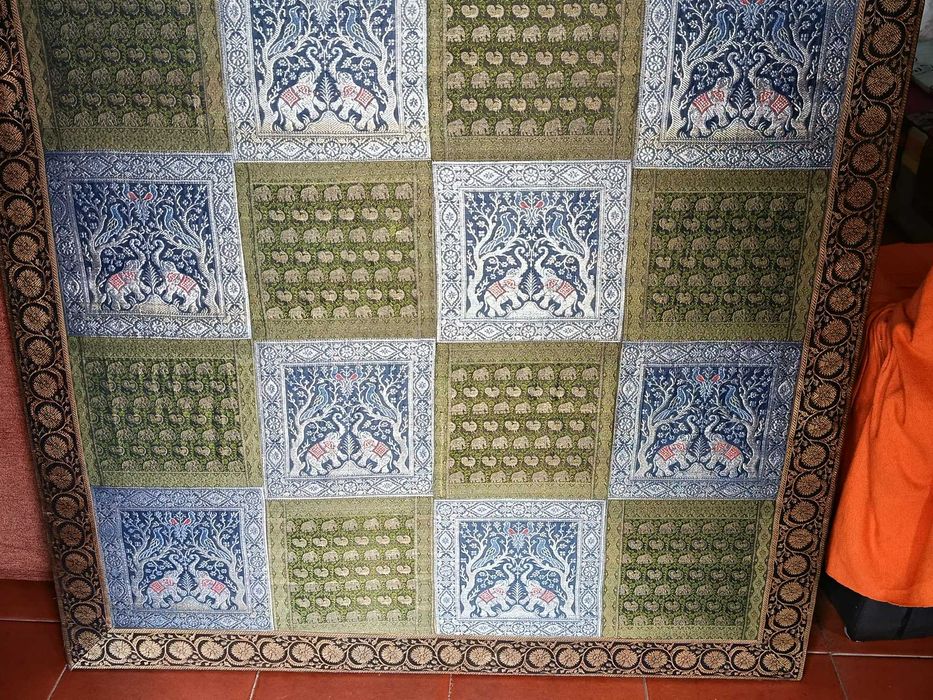 Quadro grande antigo em seda com padrao elefantes origem India