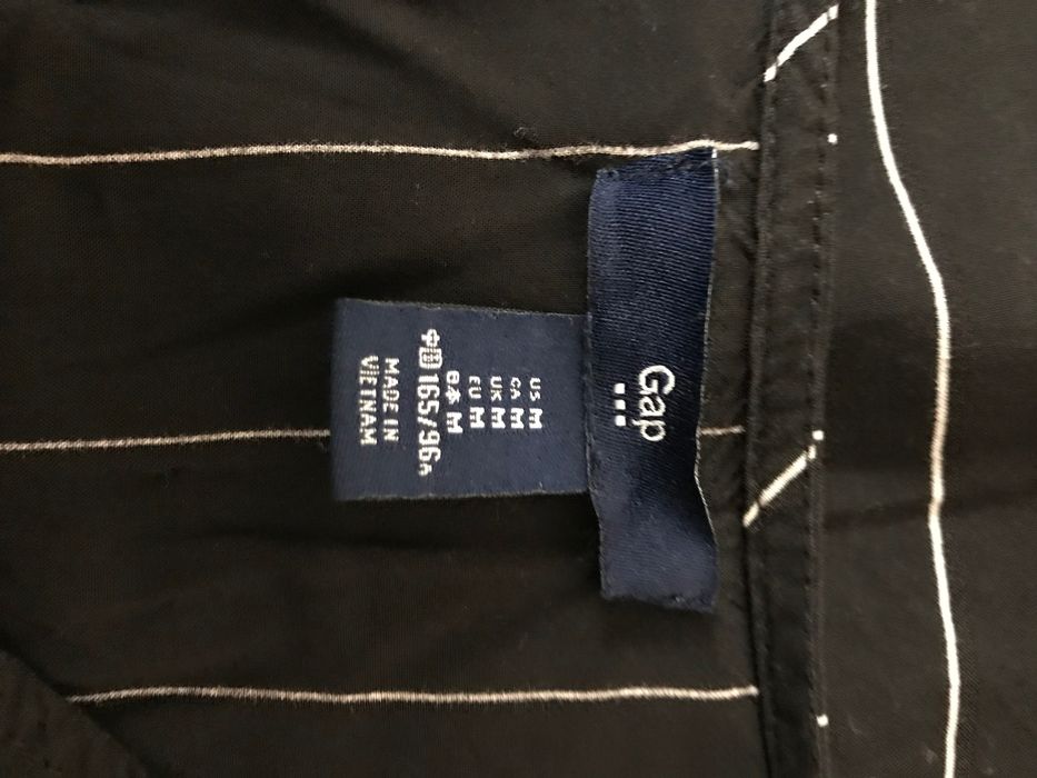 Czarna koszula w białe paski z długim rękawem rayon biurowa w V GAP