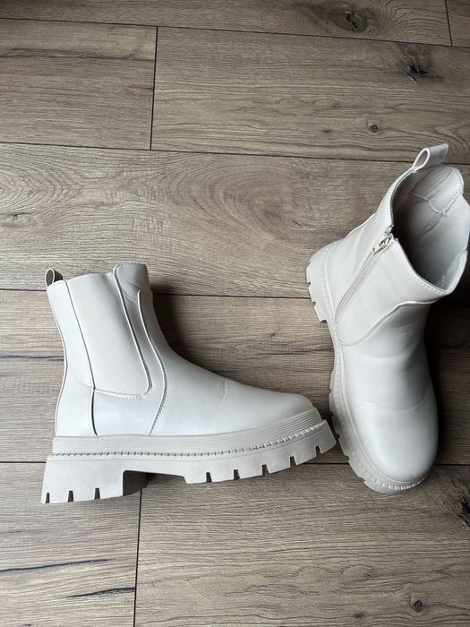 Beżowe botki sinsay