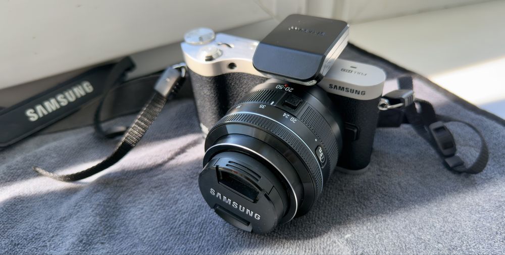 Бездзеркальна фотокамера Samsung NX300 + об'єктив 20-50mm II, модуль спалаху