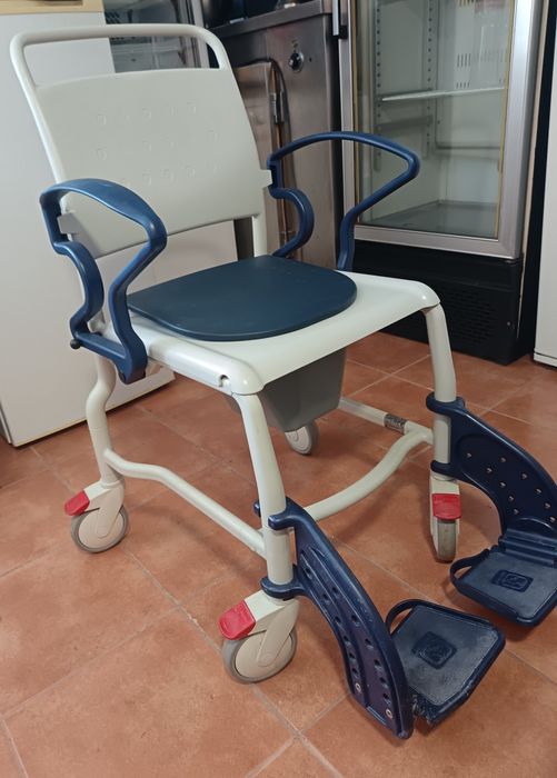 Cadeiras rodas, sanitárias,banho, andarilhos