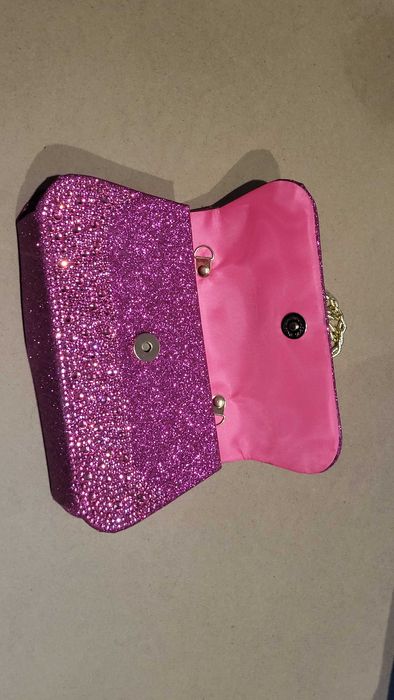 Różowa kopertówka z cekinami – imprezowa torebka na łańcuszku