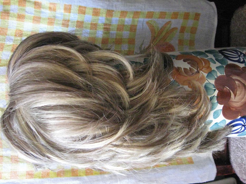 Sprzedam długą perukę damską blond, dł. 30cm