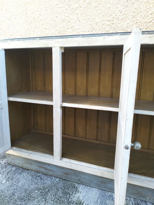 Aparador antigo, com pedra ardósia e espelhos.