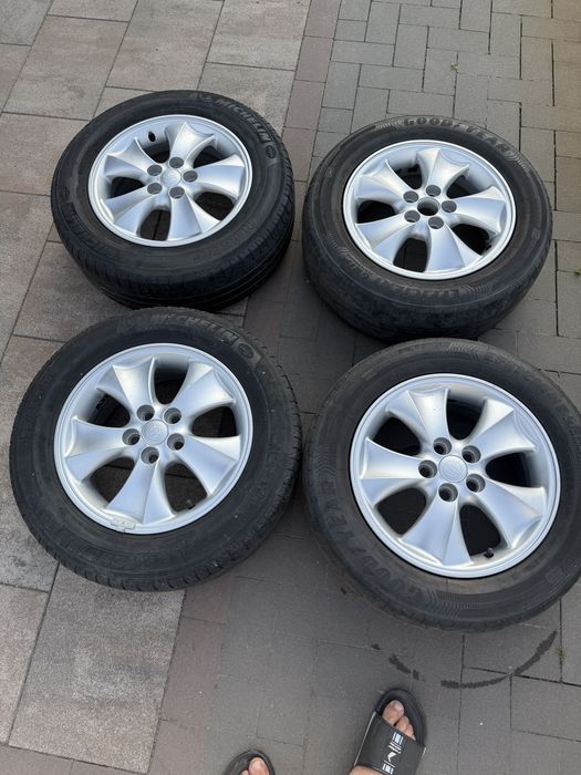 Диски  6Jx15H з шинами 195/65R15 на Toyota