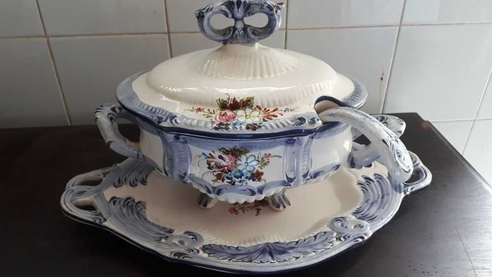 Terrina com prato antiga para decoração