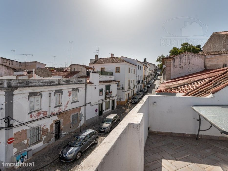 Investimento no Centro Histórico de Évora | Moradia T2 com Terraço ...