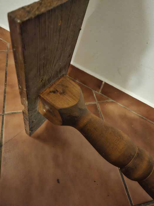 Cztery używane drewniane tralki.