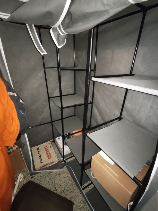 Armário canto tecido - pendurados e prateleiras