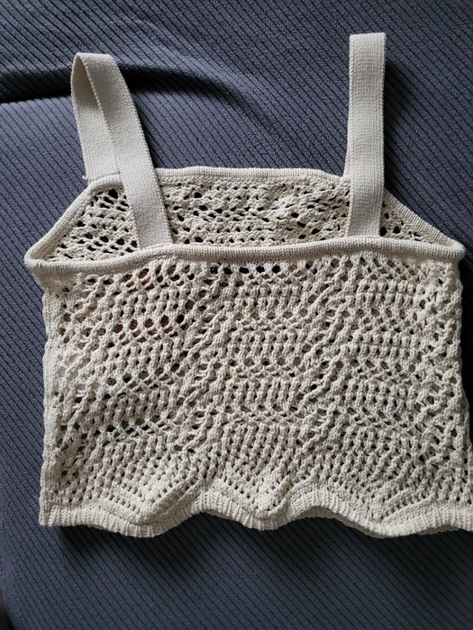 Top na ramiączkach szydełkowy