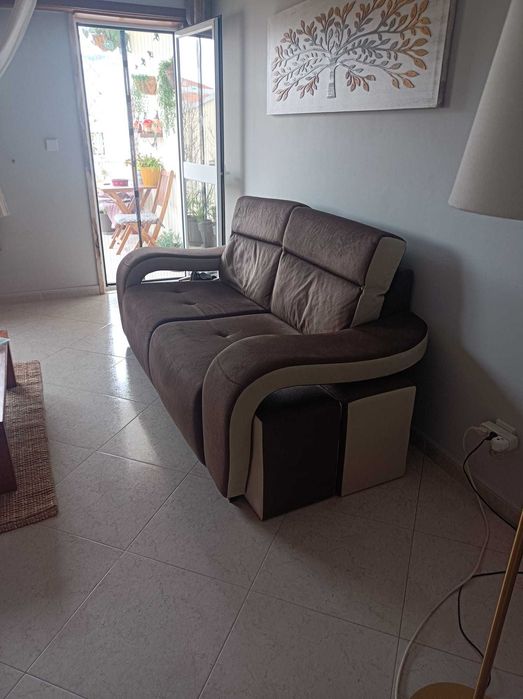 Sofá de 2 lugares e 2 bancos
