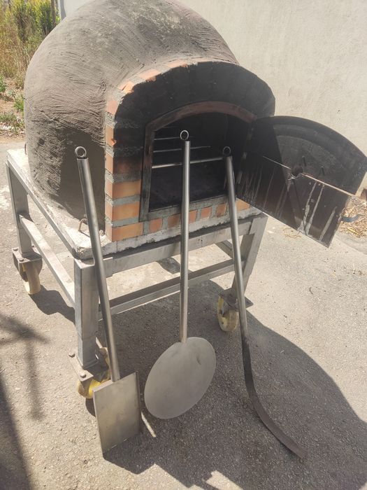 Vendo forno de assar a lenha 80x80 cm, praticamente novo, utilizado apenas 3 vezes.