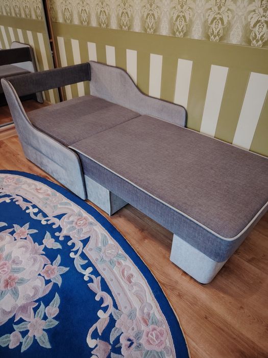 Диван, крісло. Стан новий. Можна в вітальню, або на кухню. 190х80см