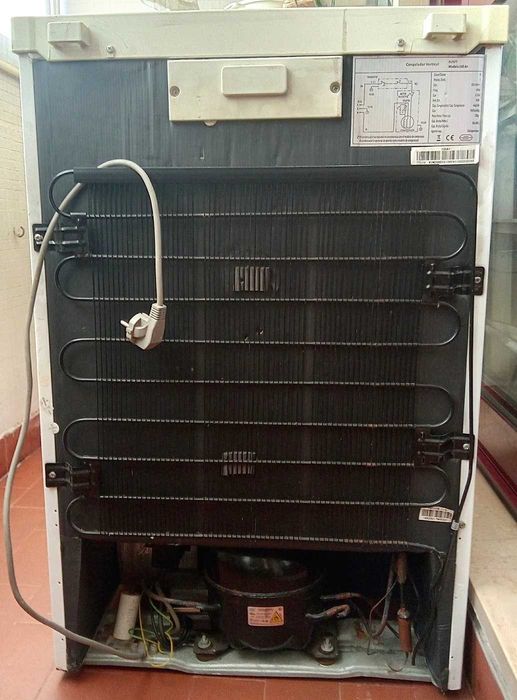 Arca Congeladora Vertical KUNFT 100 A+_ Sem Gavetas