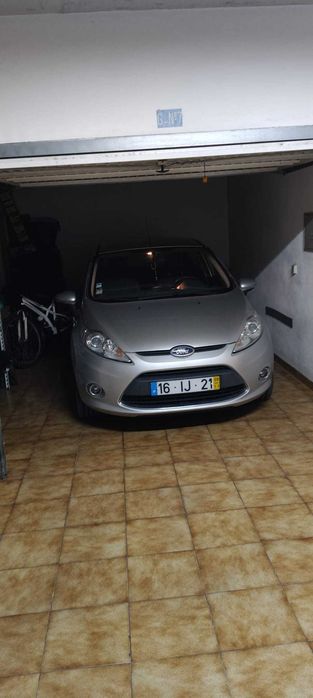 Ford Fiesta cinzento  a diesel de 2009 de propriedade  particular.