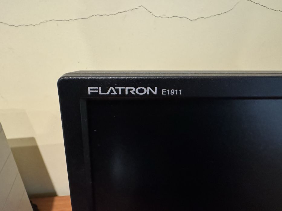 ** Monitor TFT 19”**