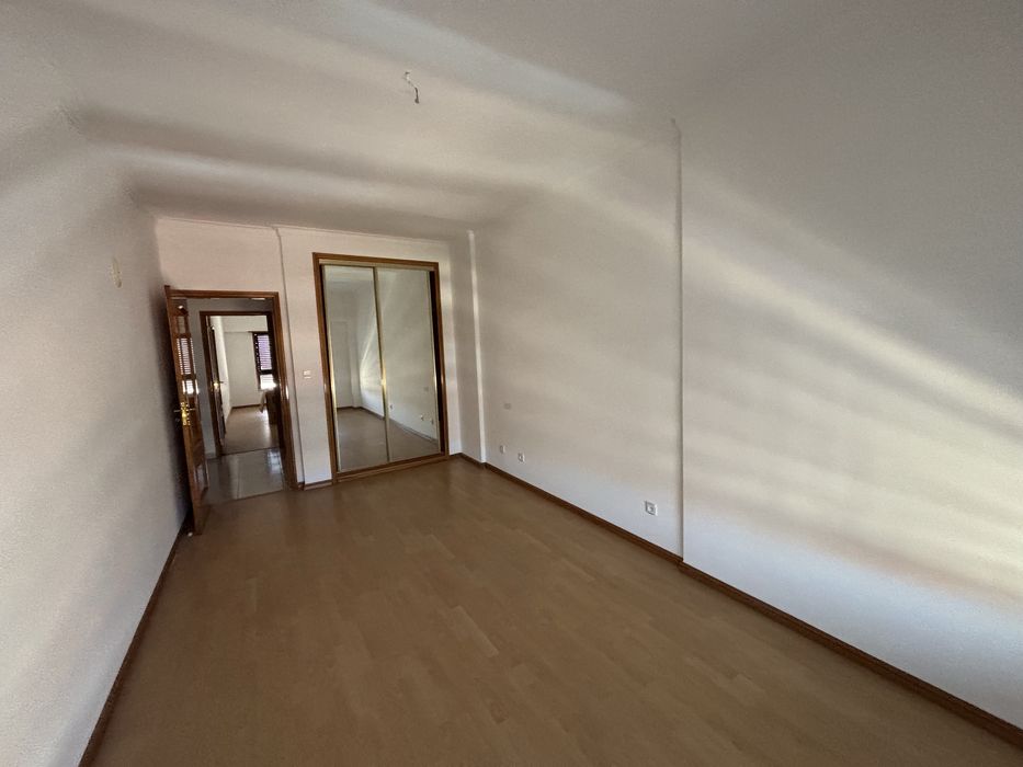 “T3 117m² | Garagem 2 carros | 5.º andar c/elevador | Casal de Cambra”