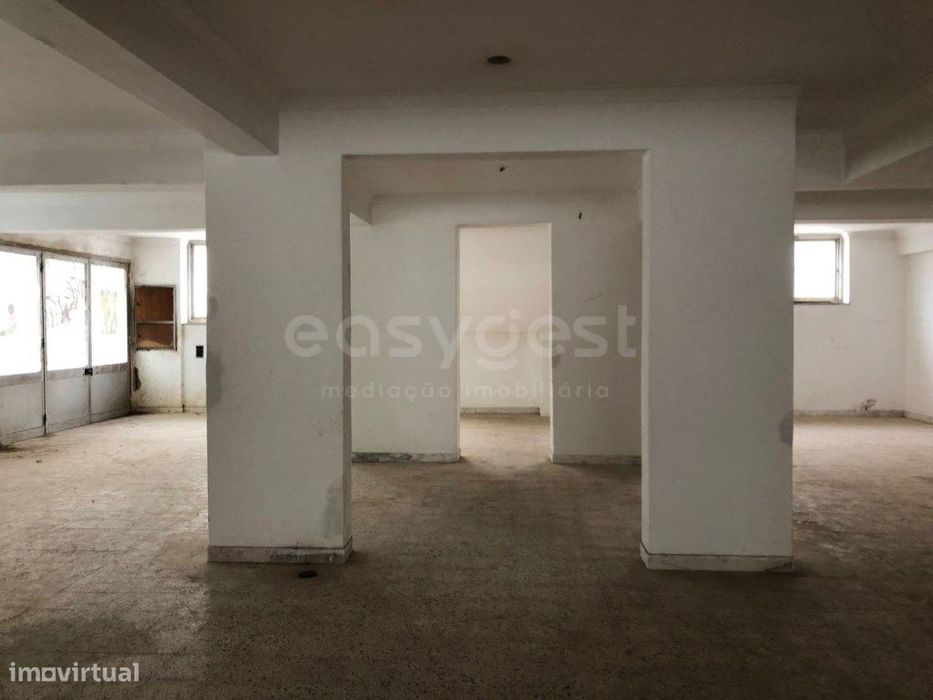 Loja com 210m² em cave com acesso direto à rua