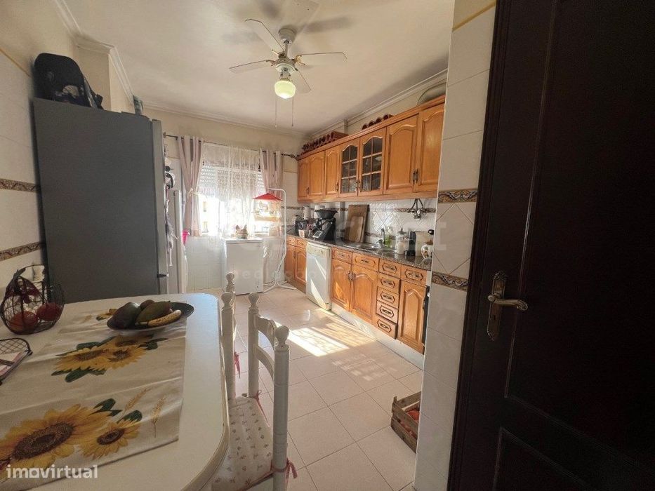 Apartamento T2 no centro do Samouco com elevador.
